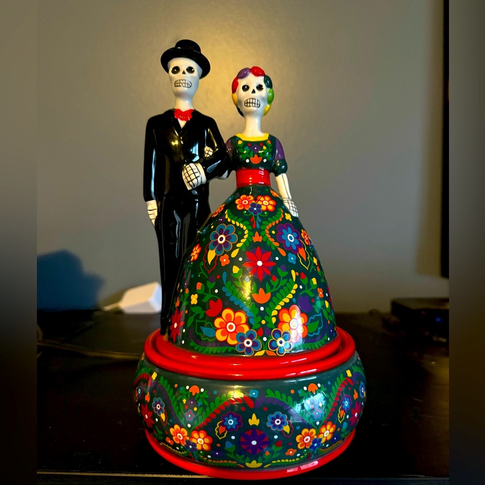Never used Sugar Skull Scentsy couple.